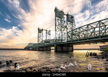 Trasporto ad arco, ponte levatoio Columbia River Interstate sul fiume Columbia, attraverso il quale l'autostrada Interstate i-5 passa lungo tutto il West Foto Stock