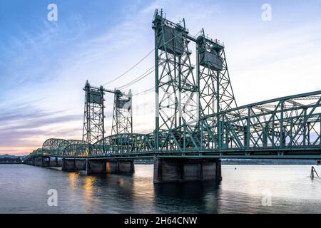 Trasporto ad arco, ponte levatoio Columbia River Interstate sul fiume Columbia, attraverso il quale l'Interstate i-5 passa lungo l'intera autostrada Foto Stock