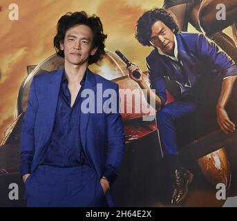 Los Angeles, Stati Uniti. 12 novembre 2021. John Cho, membro del cast, partecipa alla prima della serie televisiva fantascientilista "Cowboy Bebop" di Netflix presso Goya Studios nella sezione di Hollywood di Los Angeles giovedì 11 novembre 2021. Trama: Un'equipaggio di cacciatori di taglie di ragtag insegue i criminali più pericolosi della galassia. Risparmieranno il mondo, al prezzo giusto. Foto di Jim Ruymen/UPI Credit: UPI/Alamy Live News Foto Stock