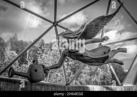 Scultura in legno di un angelo volante nel Ruskeala Mountain Park. Karelia, Russia. Bianco e nero. Foto Stock