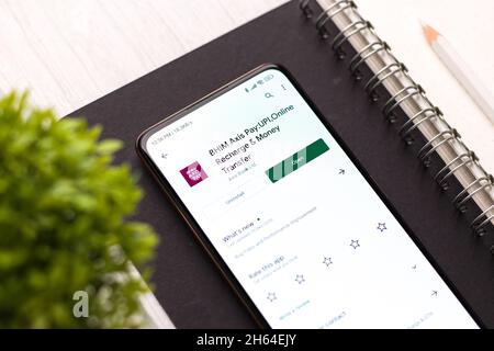 West Bangal, India - 11 novembre 2021 : Ping Pay Axis Bank logo sullo schermo del telefono immagine stock. Foto Stock