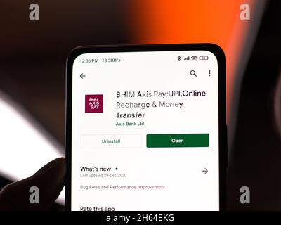 West Bangal, India - 11 novembre 2021 : Ping Pay Axis Bank logo sullo schermo del telefono immagine stock. Foto Stock