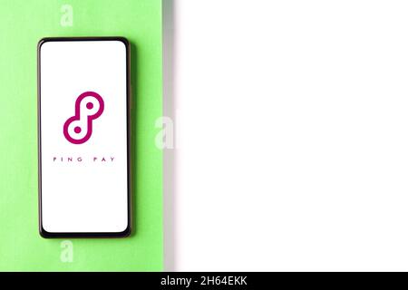 West Bangal, India - 11 novembre 2021 : Ping Pay Axis Bank logo sullo schermo del telefono immagine stock. Foto Stock