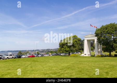 Vancouver-Blaine Hwy, Canada - 02 giugno 2019: Automobili al confine Canada - US Peace Arch che attraversa il Peace Arch Park Foto Stock