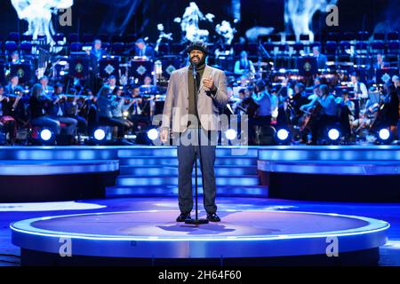 SOLO per USO EDITORIALE Gregory Porter partecipa alle prove al Royal Albert Hall di Londra, per il Royal British Legion's Festival of Remembrance, che si svolge nella sede di sabato. Data foto: Venerdì 12 novembre 2021. Foto Stock