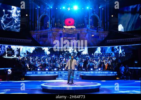 SOLO per USO EDITORIALE Gregory Porter partecipa alle prove al Royal Albert Hall di Londra, per il Royal British Legion's Festival of Remembrance, che si svolge nella sede di sabato. Data foto: Venerdì 12 novembre 2021. Foto Stock