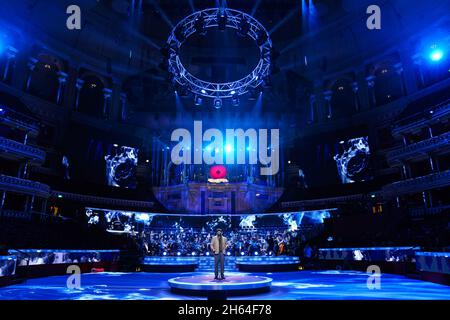 SOLO per USO EDITORIALE Gregory Porter partecipa alle prove al Royal Albert Hall di Londra, per il Royal British Legion's Festival of Remembrance, che si svolge nella sede di sabato. Data foto: Venerdì 12 novembre 2021. Foto Stock