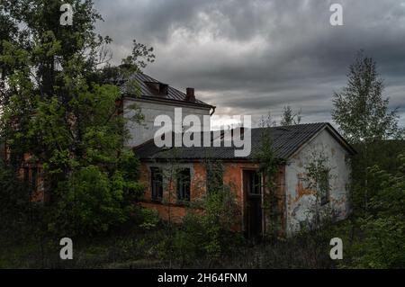 Case abbandonate e fatiscenti nella zona rurale di Sortavala. Karelia, Russia. Foto Stock