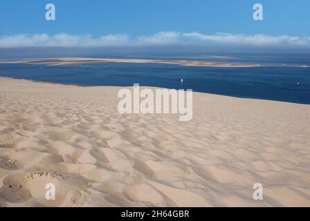 Vista panoramica di alto livello dalla duna di Pilat o Dune du Pilat a sud-ovest di Bordeaux, Francia, con vista sul mare; duna di sabbia più alta Foto Stock