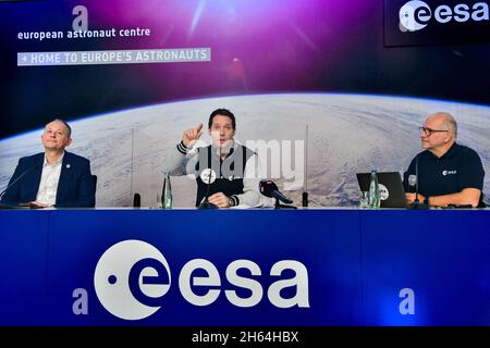 Colonia, Germania. 12 novembre 2021. Conferenza con David Parker, direttore dell'esplorazione umana e robotica, (a sinistra), Thomas Pesquet ESA Astronauta e Philippe Willekens, capo della comunicazione dell'ESA (a destra) durante la conferenza stampa del Centro europeo degli astronauti (EAC) di Colonia, Germania, il 12 novembre 2021. Foto di Jana Chiamami J/ABACAPRESS.COM Credit: Abaca Press/Alamy Live News Foto Stock