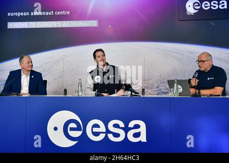 Colonia, Germania. 12 novembre 2021. Conferenza stampa dell'ESA con David Parker, direttore dell'esplorazione umana e robotica, (a sinistra), Thomas Pesquet e Philippe Willekens, capo della comunicazione dell'ESA (a destra) durante la conferenza stampa del Centro europeo degli astronauti (EAC) di Colonia, Germania, il 12 novembre 2021. Foto di Jana Chiamami J/ABACAPRESS.COM Credit: Abaca Press/Alamy Live News Foto Stock