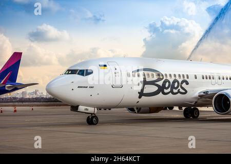 Bees Airline aereo giallo sul grembiule. Boeing 737-800 UR-UBA aeromobili passeggeri. Dopo pioggia e lavaggio. Copia pista spazio. Ucraina, Kiev - 19 marzo 2021. Foto Stock