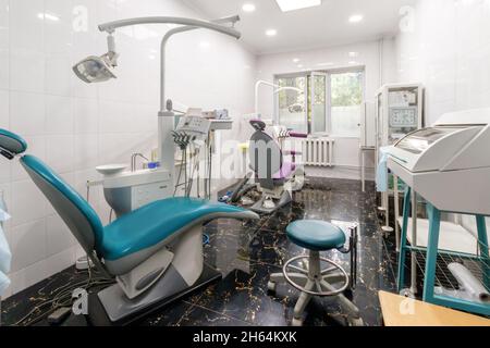 Almaty, Kazakhstan - 12 luglio 2021: Sedia dentale e altre attrezzature presso l'ufficio di stomatologia Foto Stock