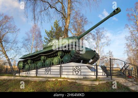PRIOZERSK, RUSSIA - 24 OTTOBRE 2021: Serbatoio IS-3 del modello 1945 in una soleggiata giornata di ottobre. Monumento in onore del 55° anniversario della Vittoria in Foto Stock