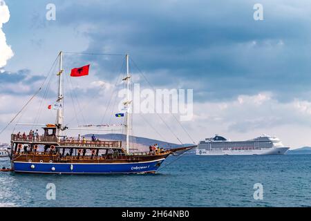 Saranda, Albania - Settembre 2019: Nave a vela in legno d'albero d'epoca Onhesmus nel porto di Saranda con bandiera albanese di stato rossa con doppia testa nera Foto Stock