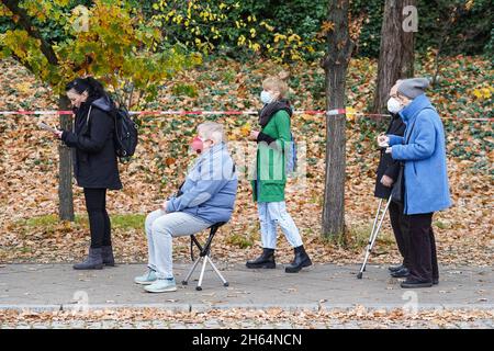 Europa, novembre 12. 13 Nov 2021. Le persone sono in coda per ricevere i vaccini COVID-19 al di fuori di un centro di vaccinazione a Berlino, capitale della Germania, 12 novembre 2021. PER ANDARE CON XINHUA TITOLI DEL 13 NOVEMBRE 2021. Credit: Stefan Zeitz/Xinhua/Alamy Live News Foto Stock