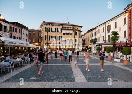 Piazza Giosue Carducci a Sirmione in serata sulla riva del Lago di Garda Foto Stock