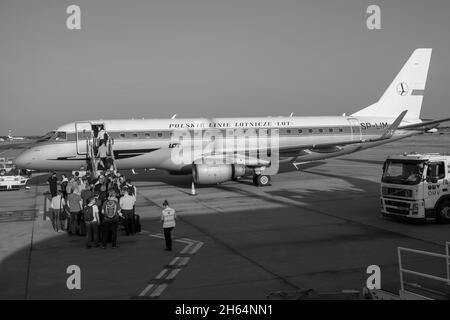 Bucarest, Romania - 16 settembre 2021: Passeggeri a bordo Lot aereo polacco dipinto in livrea antica. Volo da Bucarest a Varsavia Foto Stock