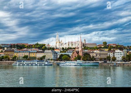 Chiesa di San Mattia Mátyás-templom, Bastione del Pescatore, Chiesa Calvinista e grandi navi da diporto - vista della costa del Danubio, Budapest, Ungheria Foto Stock