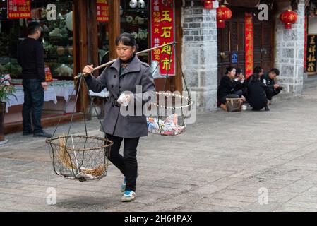 DALI, CINA. Febbraio 2019. Le donne girano intorno al mercato Foto Stock