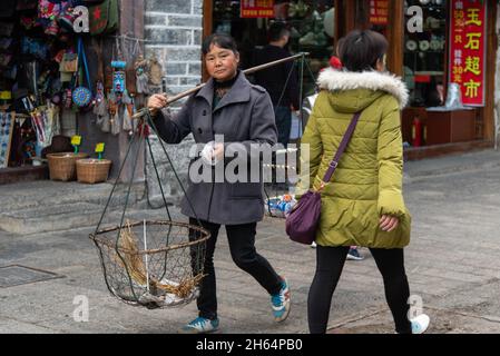 DALI, CINA. Febbraio 2019. Le donne girano intorno al mercato Foto Stock