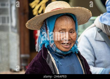 DALI, CINA. Febbraio 2019. Le donne girano intorno al mercato Foto Stock