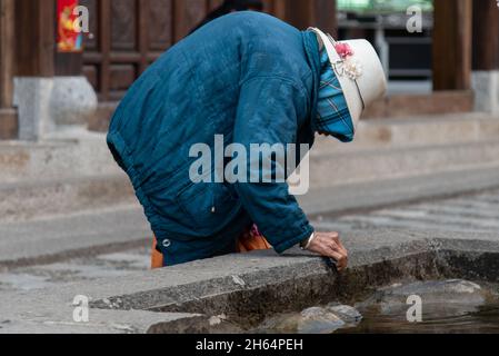 DALI, CINA. Febbraio 2019. Le donne girano intorno al mercato Foto Stock