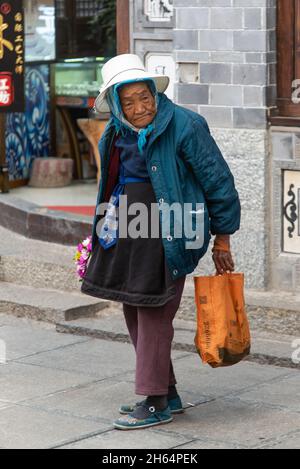 DALI, CINA. Febbraio 2019. Le donne girano intorno al mercato Foto Stock