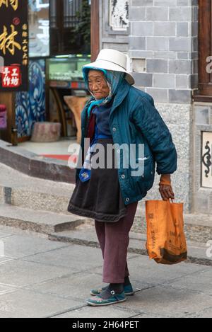 DALI, CINA. Febbraio 2019. Le donne girano intorno al mercato Foto Stock