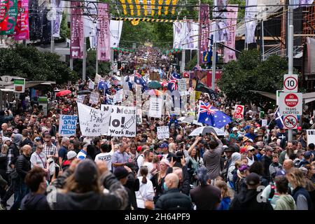 Melbourne, Australia. 13 novembre 2021. Migliaia di manifestanti sono visti marciare verso il Parlamento durante una protesta contro il governo di Andrew contro i passi del Parlamento di Stato a Melbourne. Migliaia di manifestanti hanno resistito alla pioggia per combattere contro i mandati di vaccino così come il draconian Pandemic Bill dei governi di Andrews. Credit: Dave Hewison/Speed Media/Alamy Live News Foto Stock