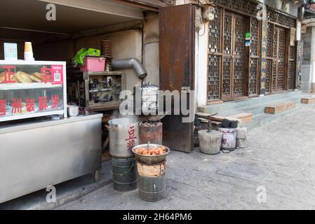 DALI, CINA. Febbraio 2019. Attività commerciali lungo la strada principale della città Foto Stock