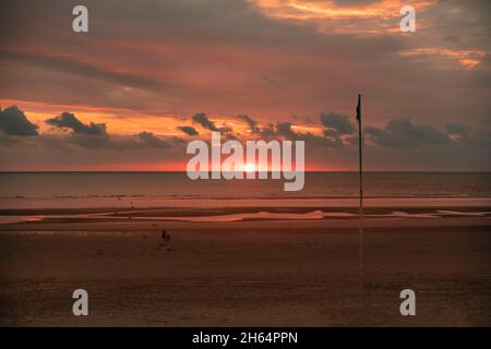 Tramonto su una spiaggia vicino al mare Foto Stock