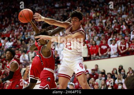 Bloomington, Stati Uniti. 12 novembre 2021. Il Trey Galloway dell'Indiana University (32) gioca contro la Northern Illinois University durante una partita di pallacanestro NCAA all'Assembly Hall di Bloomington, Ind. Gli Indiana Hoosiers hanno battuto il NIU 85-49. Credit: SOPA Images Limited/Alamy Live News Foto Stock