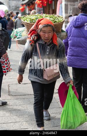 DALI, CINA. Febbraio 2019. Le donne girano intorno al mercato Foto Stock