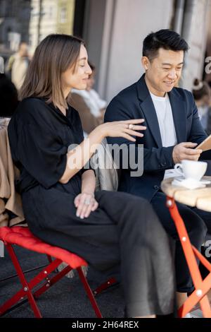 Donna d'affari e uomo d'affari al bar all'aperto Foto Stock