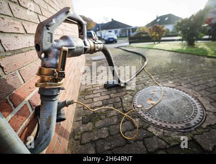 Itzehoe, Germania. 9 novembre 2021. Un ugello carburante è fissato a un collo del bocchettone di rifornimento dell'olio carburante sulla parete esterna di una residenza singola. Credit: Christian Charisius/dpa/Alamy Live News Foto Stock