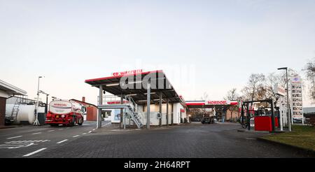 Itzehoe, Germania. 9 novembre 2021. Una cisterna per il riscaldamento dell'olio è parcheggiata nei locali della società di gasolio e olio di riscaldamento Nordoel vicino ad una stazione di rifornimento. Credit: Christian Charisius/dpa/Alamy Live News Foto Stock