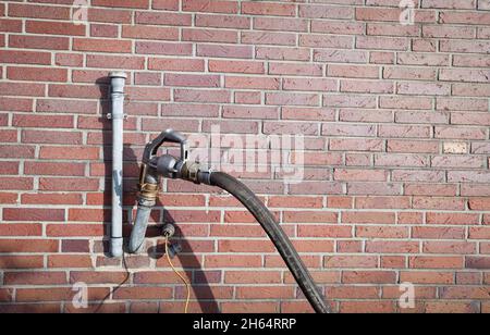 Itzehoe, Germania. 9 novembre 2021. Un ugello carburante è fissato a un collo del bocchettone di rifornimento dell'olio carburante sulla parete esterna di una residenza singola. Credit: Christian Charisius/dpa/Alamy Live News Foto Stock