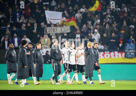 Il team GER sul giro d'onore, alle sue spalle un poster â‚Ã „Ã» grazie Jogi â‚Ã „Ã», da Thomas MUELLER (MvÂºller, GER), Julian BRANDT (GER), Florian NEUHAUS (GER), Marco REUS (GER), Matthias GINTER (GER), goalwart Kevin TRAPP (GER), David RAUM (GER,) Ilkay GUENDOGAN (GvÂºndogan, GER), Leroy SANE (GER), Ridil BAKU (GER) Football Laenderspiel, World Cup qualification group J matchday 9, Germania (GER) - Liechtenstein (WOLFSBURG) in Germania il 11.11.2021/12/12/12/12. Â¬ Foto Stock