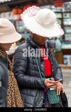 DALI, CINA. Febbraio 2019. Le donne girano intorno al mercato Foto Stock