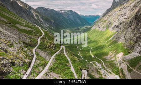 Trollstigen, Andalsnes, Norvegia. Auto va in montagna a serpentina Trollstigen su strada. Norvegese famoso punto di riferimento e meta popolare. La contea norvegese Foto Stock