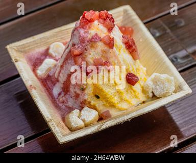 Radere il ghiaccio con il gelato è una delle delizia preferite di Oahu, Hawaii. Foto Stock