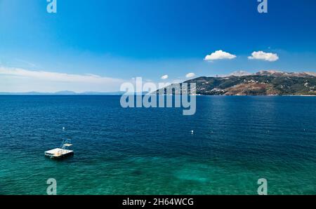 Vista dalla costa albanese all'isola di Corfù, Grecia. Bellissimo paesaggio del mare Ionio. Foto Stock