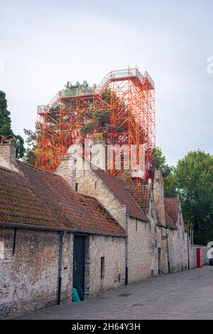 Vista panoramica della torre panoramica dietro le vecchie case nella storica città di Brugge, Belgio Foto Stock