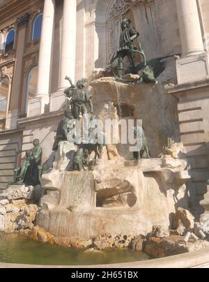 La fontana di Mattia in corrispondenza di una estremità del cortile del Palazzo Reale, Budapest, Ungheria Foto Stock