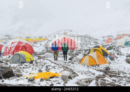 Aconcagua Provincial Park, Mendoza, Argentina - 25 dicembre 2016: Natale nel campo base Aconcagua, tende di montagna dopo la tempesta di neve Foto Stock