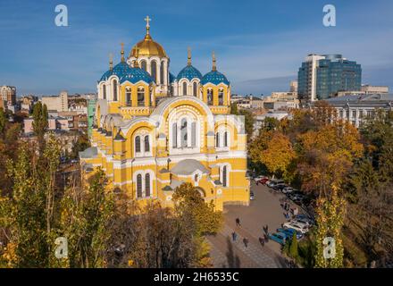 Vista su una giornata di sole alla Cattedrale di Vladimirsky, Kiev, Ucraina. Foto Stock