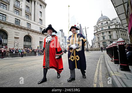 Vincent Keaveny, il 693° sindaco della città di Londra, (a sinistra) durante lo spettacolo del sindaco nella città di Londra. Data foto: Sabato 13 novembre 2021. Foto Stock