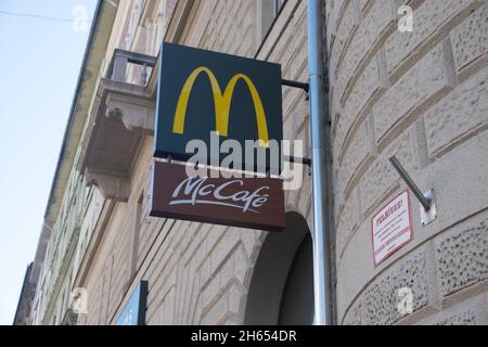 Budapest, Ungheria - 1 novembre 2021: McCafe McDonalds cafe logo sulla strada , editoriale illustrativo. Foto Stock