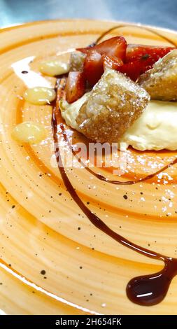 Millefoglie dolci con panna e fragole, Italia Foto Stock
